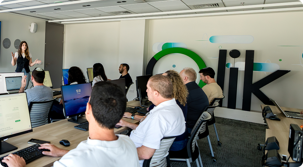 people-sitting-in-qlik-class